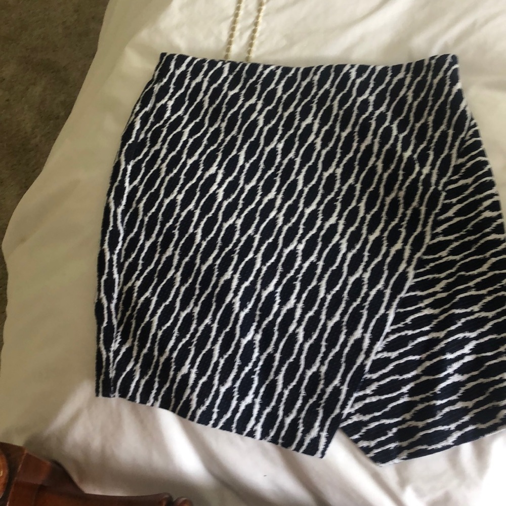 Loft skirt navy and white